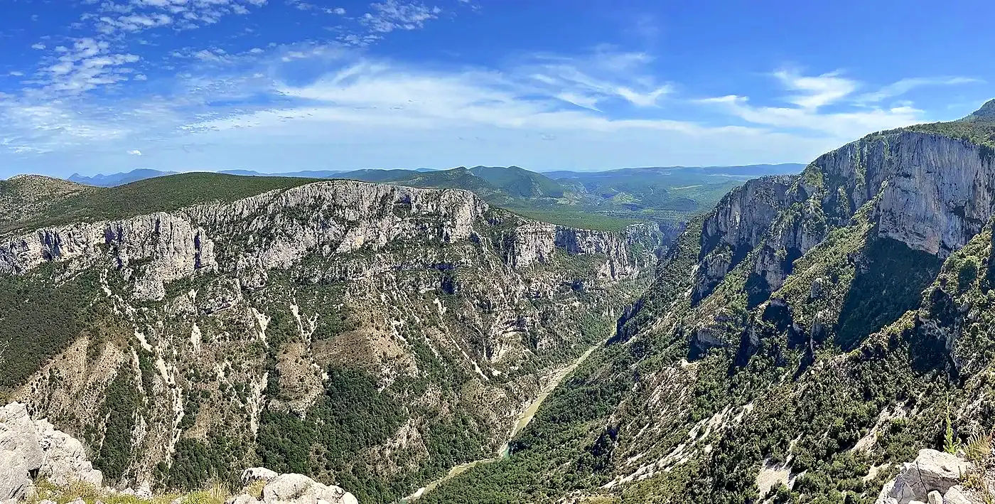 Panorama sur le Grand Canyon du Verdon depuis un belvédère, le Verdon au fond des gorges entre les falaises calcaires