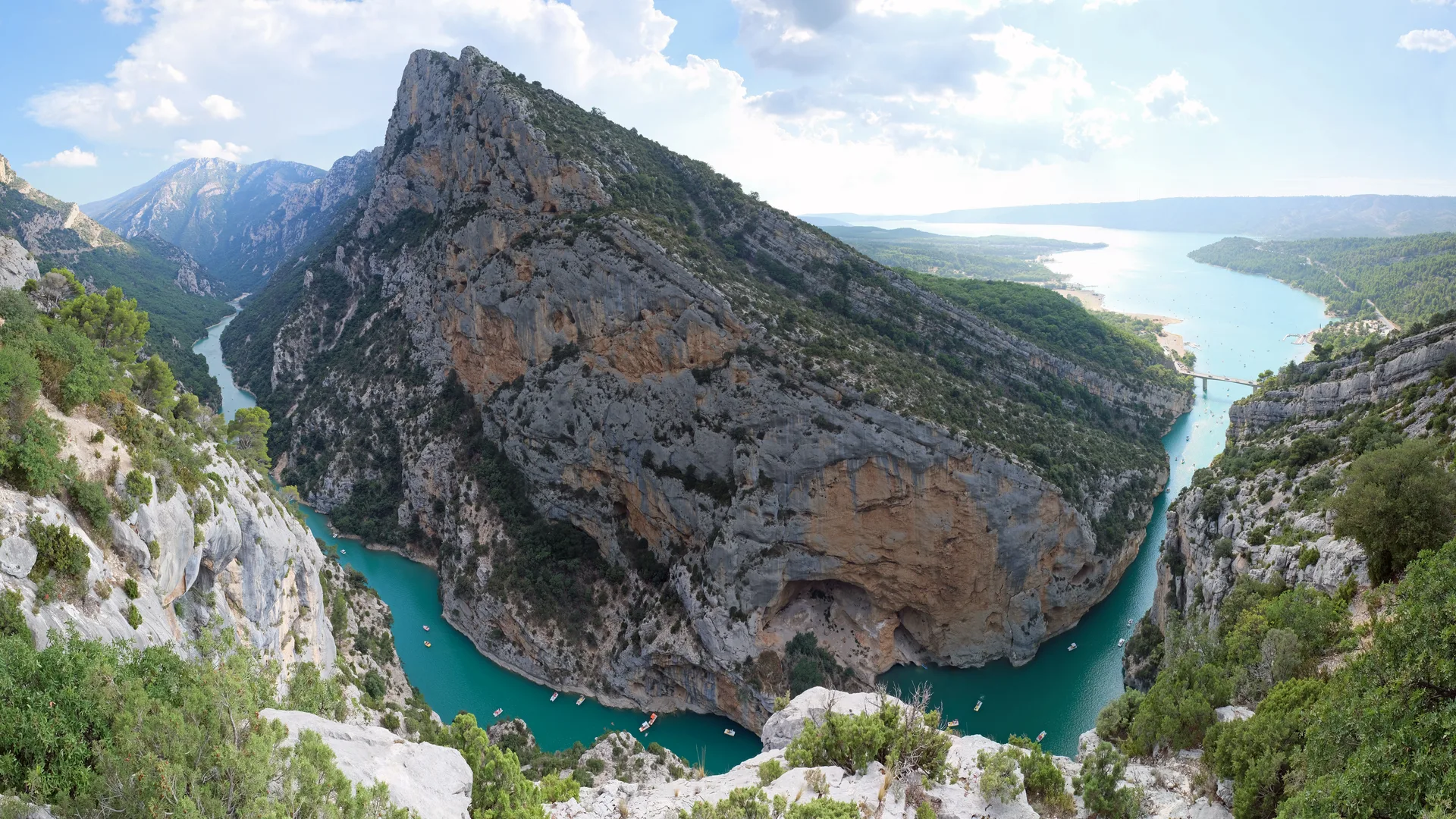 Vue plongeante sur le canyon des Gorges du Verdon, le plus profond d'Europe