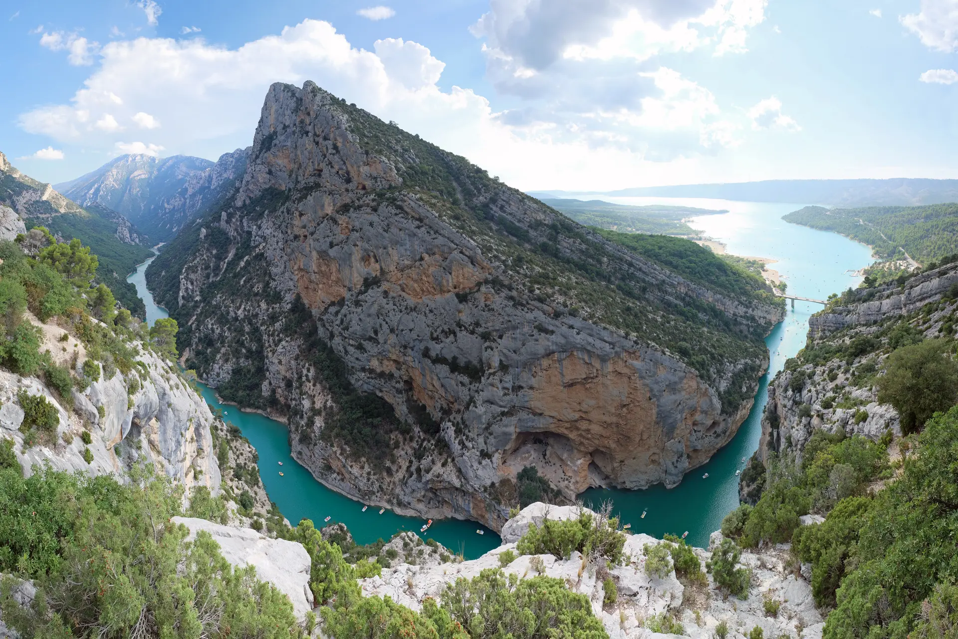 Vue plongeante sur le canyon des Gorges du Verdon, le plus profond d'Europe