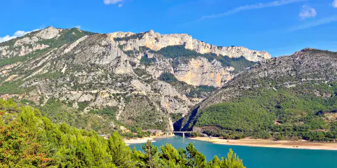 Les eaux turquoise du Verdon au Pont du Galetas, entrée des Gorges du Verdon depuis le lac de Sainte-Croix