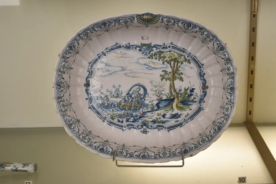Bassin en faïence de Moustiers du XVIIIe siècle à décor bleu, artisanat d'art du Verdon