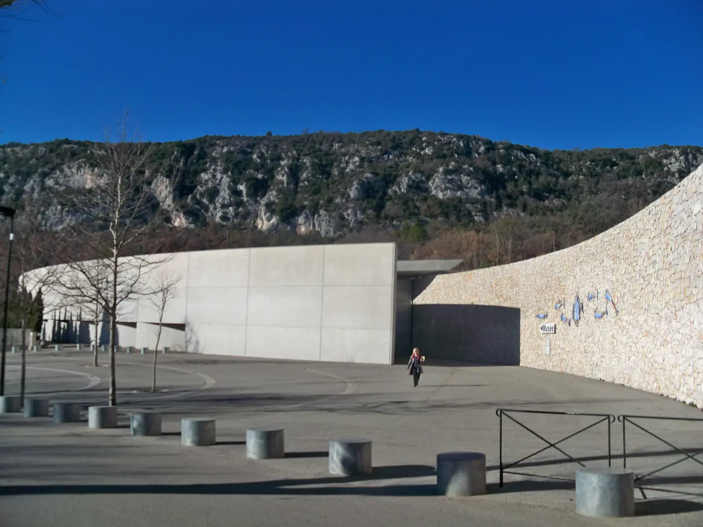 L'entrée du Musée de Préhistoire des Gorges du Verdon à Quinson, bâtiment signé Norman Foster