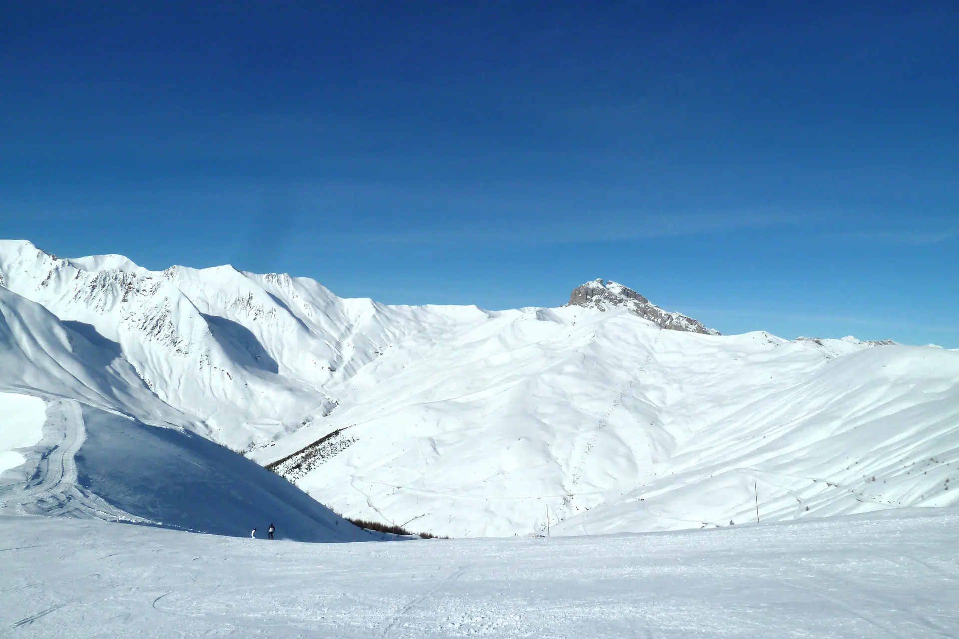 Pistes enneigées du domaine de la Foux d'Allos sous un ciel bleu, dans le Haut-Verdon, en janvier
