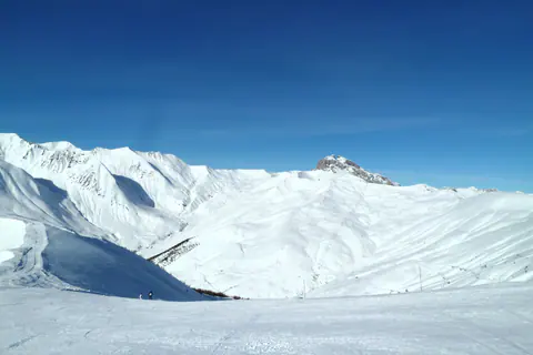 Pistes enneigées du domaine de la Foux d'Allos sous un ciel bleu, dans le Haut-Verdon, en janvier