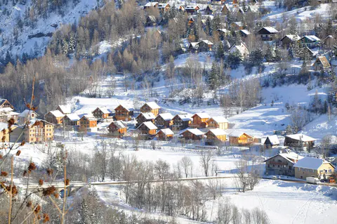 Les chalets du Seignus, au Val d'Allos, sous la neige fraîche et le soleil d'hiver, dans le Haut-Verdon