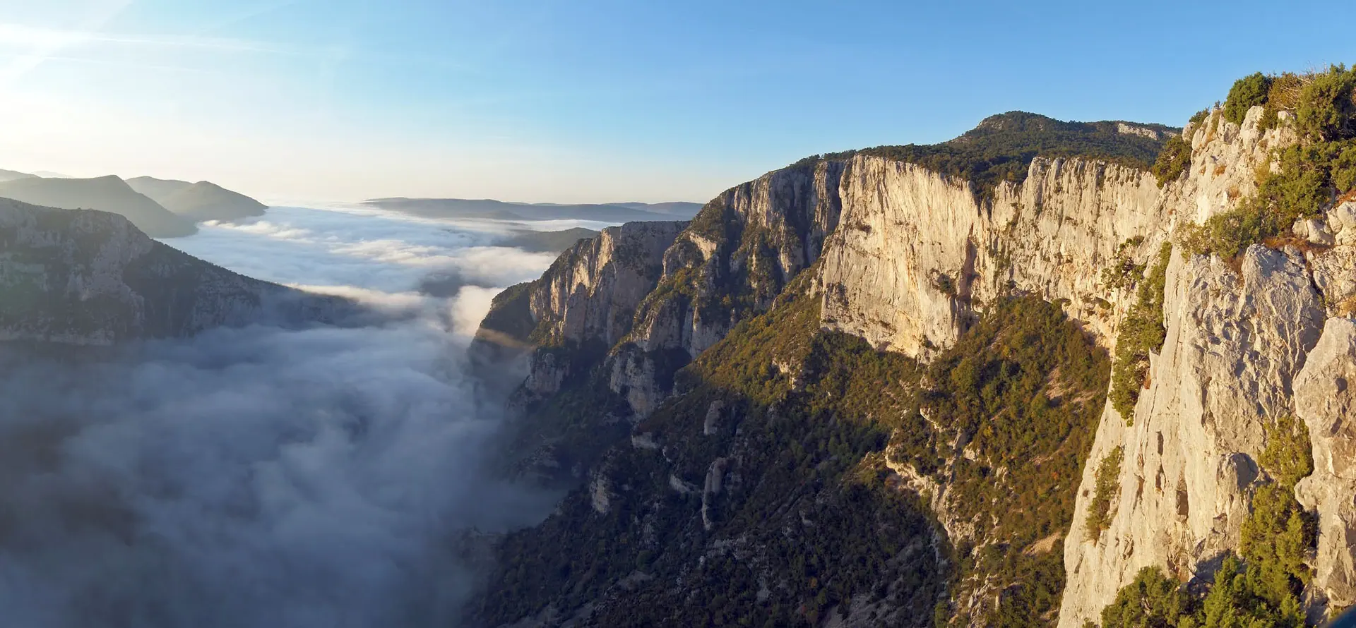 Mer de nuages au lever du soleil dans le Grand Canyon du Verdon, les falaises calcaires éclairées en octobre