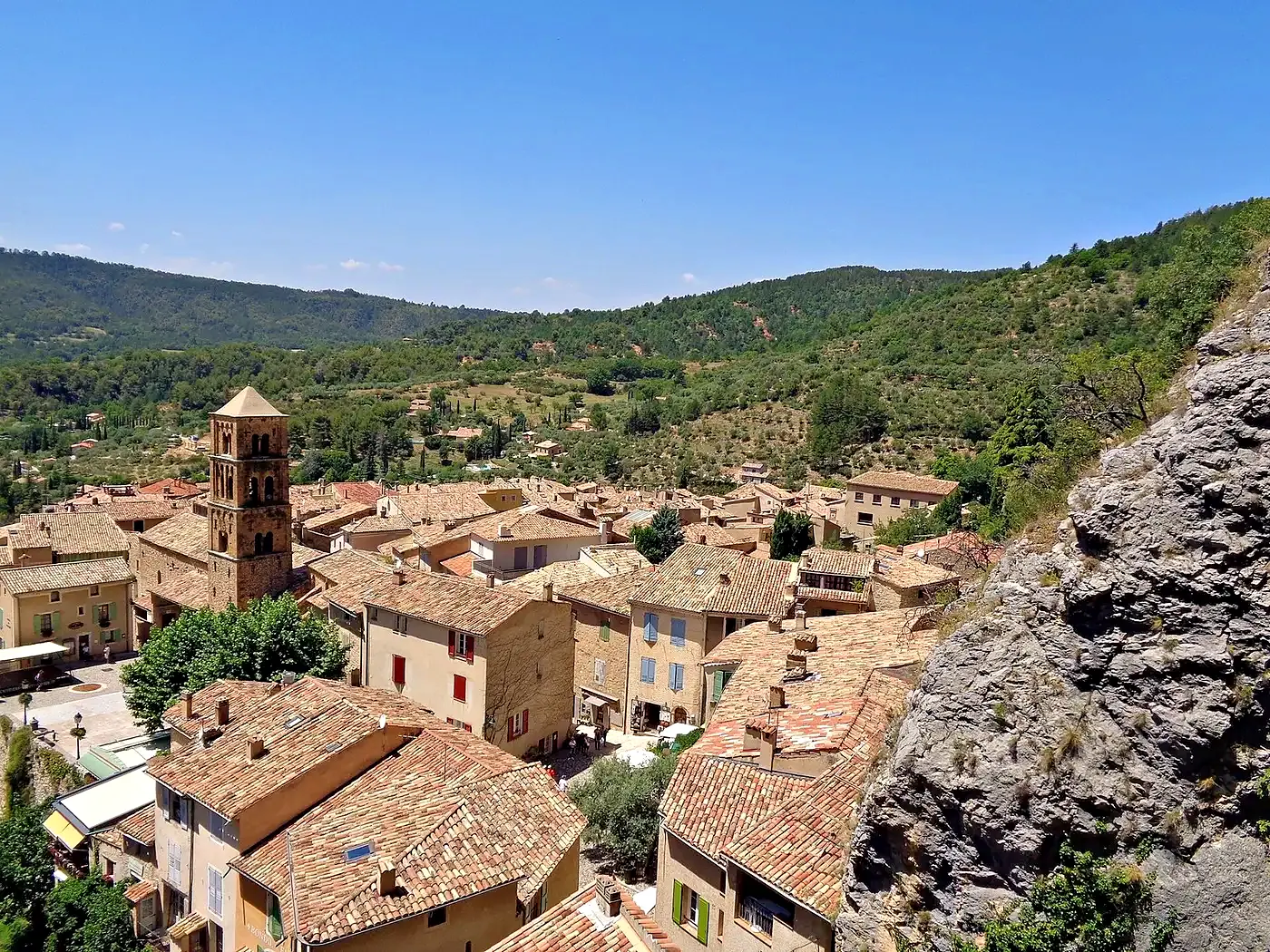Les toits de Moustiers-Sainte-Marie et le clocher roman de son église, vus des hauteurs du village