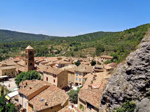 Les toits de Moustiers-Sainte-Marie et le clocher roman de son église, vus des hauteurs du village