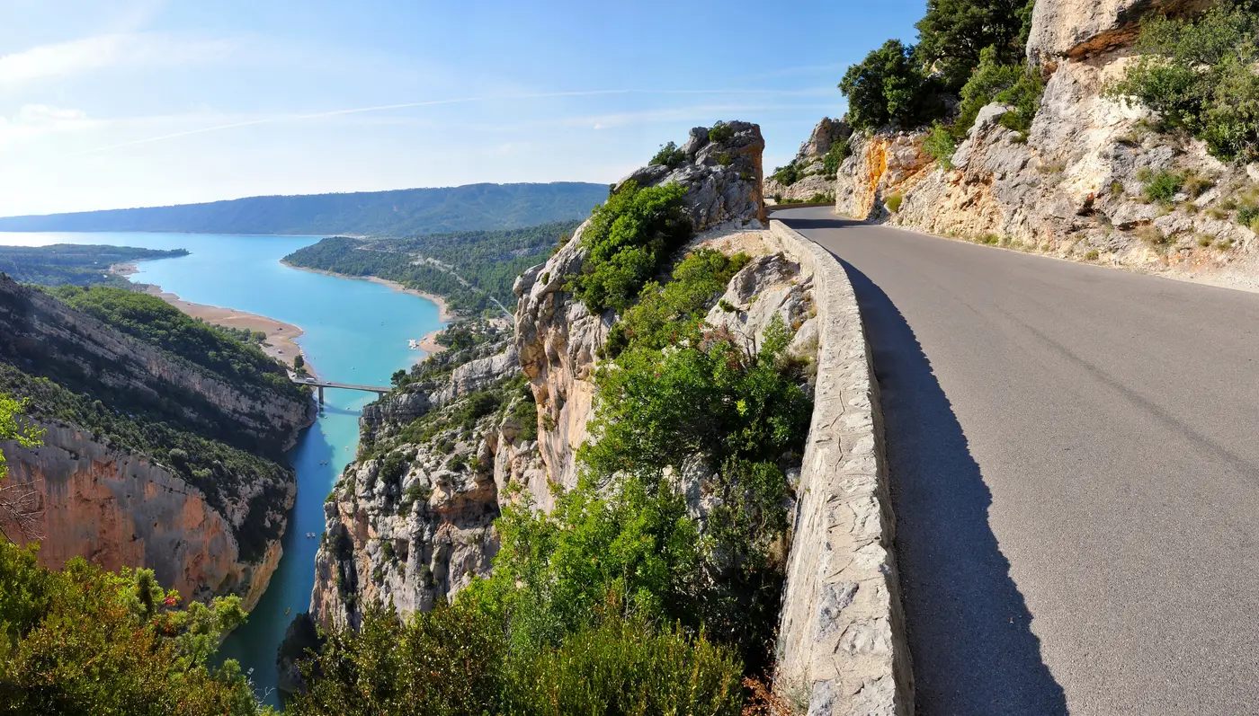Route des Crêtes en corniche dominant le Verdon turquoise et le lac de Sainte-Croix, Gorges du Verdon