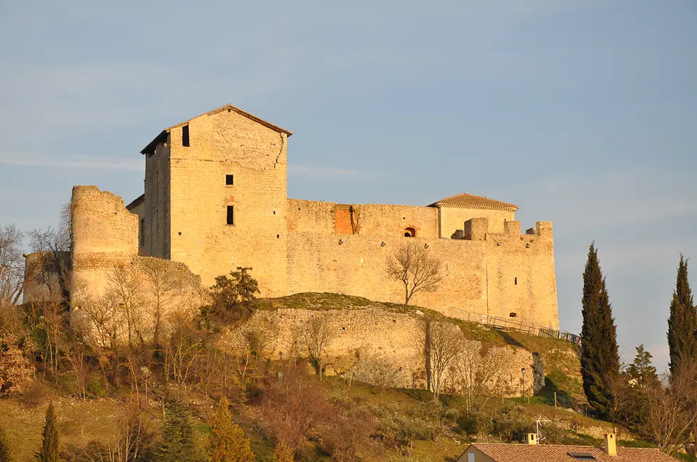 Le château des Templiers de Gréoux-les-Bains, station thermale du bas Verdon