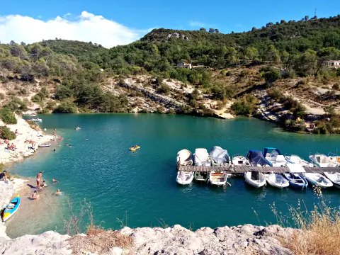 Une crique turquoise du lac d’Esparron et ses bateaux amarrés, au bout des basses gorges du Verdon