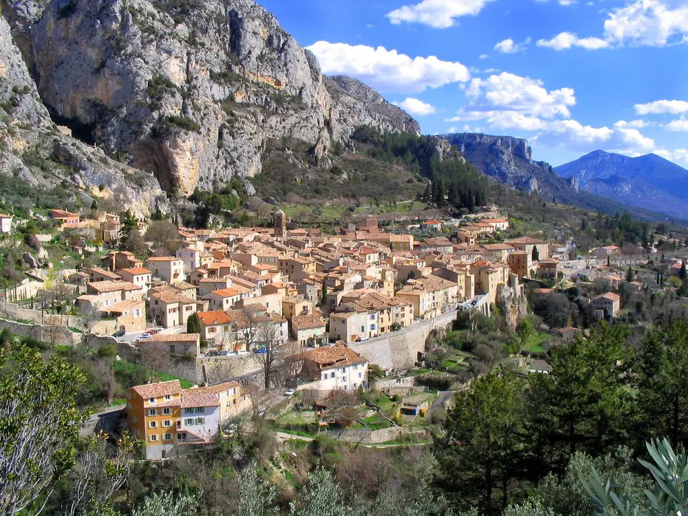 Le village de Moustiers-Sainte-Marie blotti au pied de ses falaises