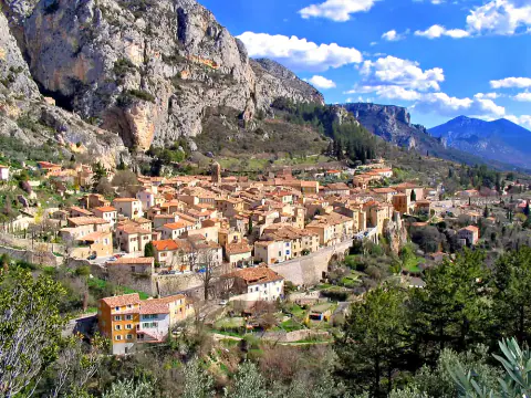 Le village de Moustiers-Sainte-Marie blotti au pied de ses falaises