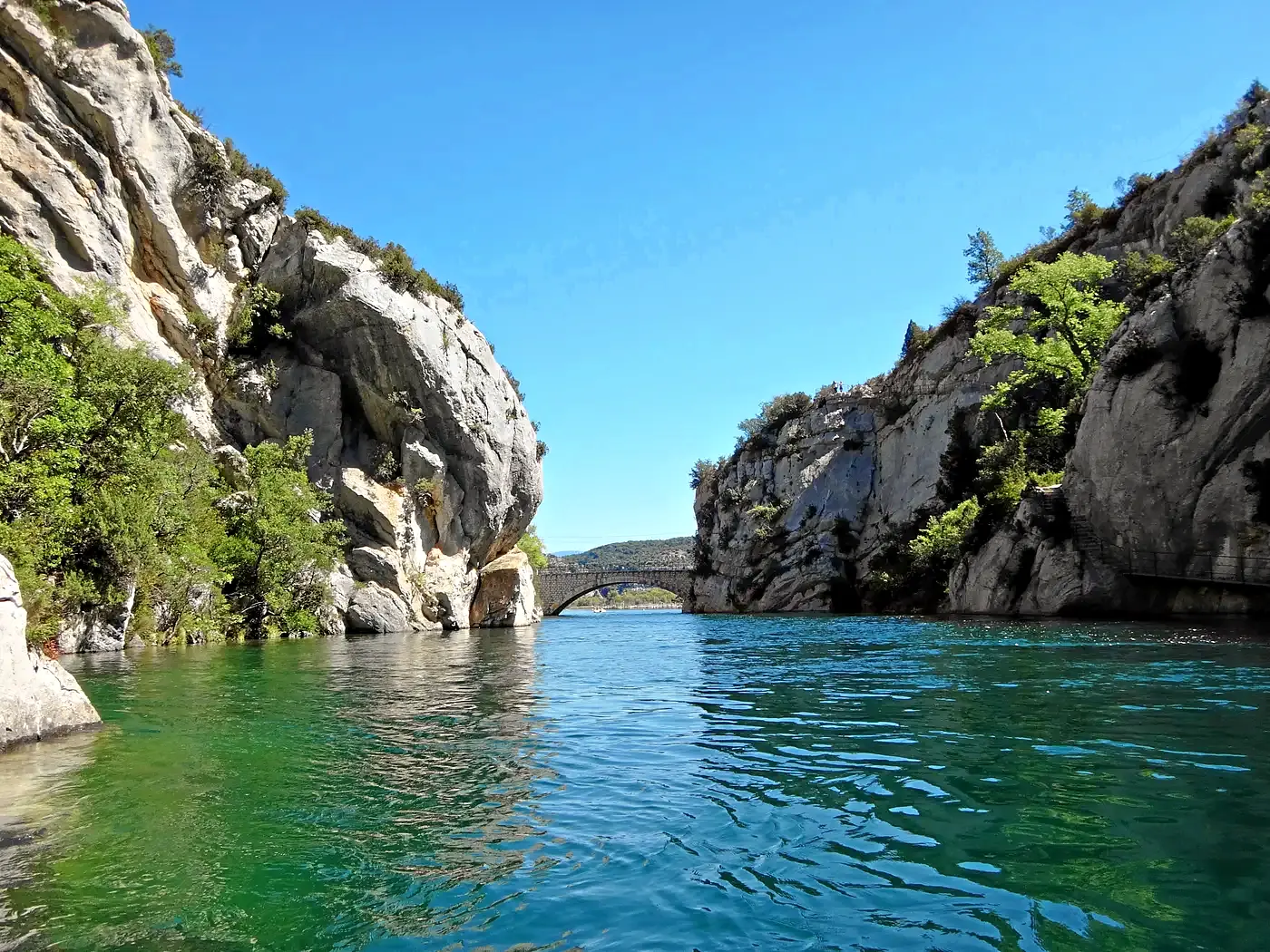 Le Pont de Quinson et les eaux émeraude du Verdon dans les Basses Gorges, départ du sentier du Garde-Canal