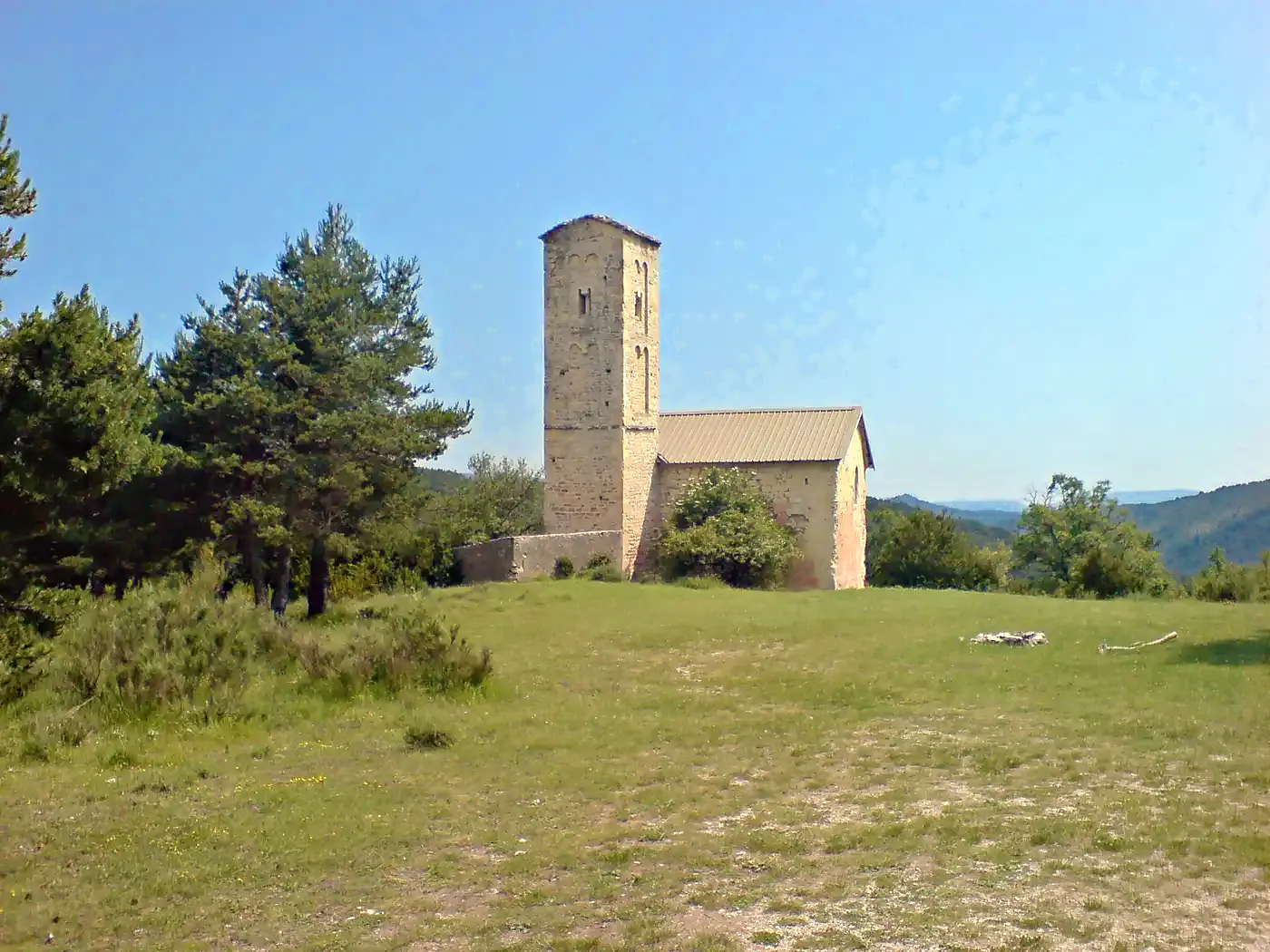 La chapelle Saint-Thyrse, sur le Tour de Robion (commune de Castellane)
